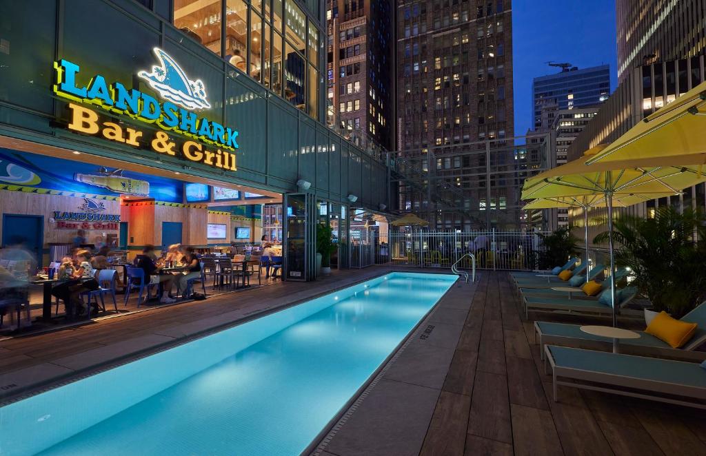 Der Swimmingpool an oder in der Nähe von Margaritaville Resort Times Square