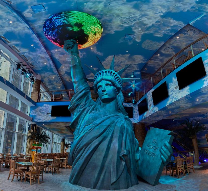 Ein Restaurant oder anderes Speiselokal in der Unterkunft Margaritaville Resort Times Square 