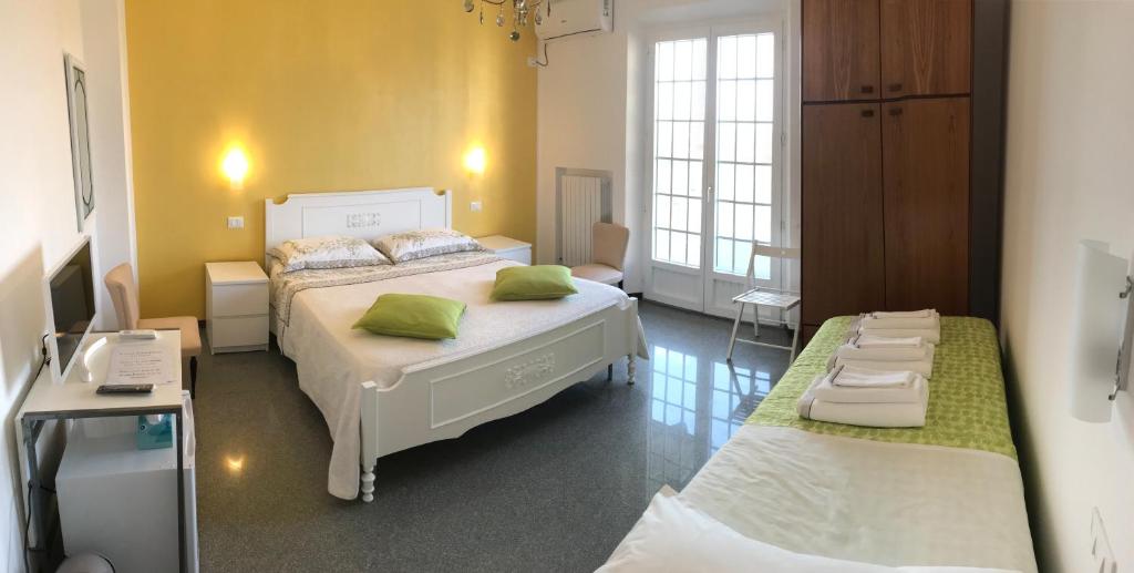 1 dormitorio con 2 camas y almohadas verdes en OAK TREE 114 BnB, en Castelfidardo