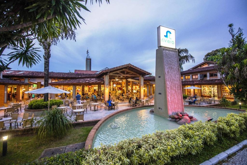 un resort con piscina e ristorante di Amarilis Flat Service a Riviera de São Lourenço