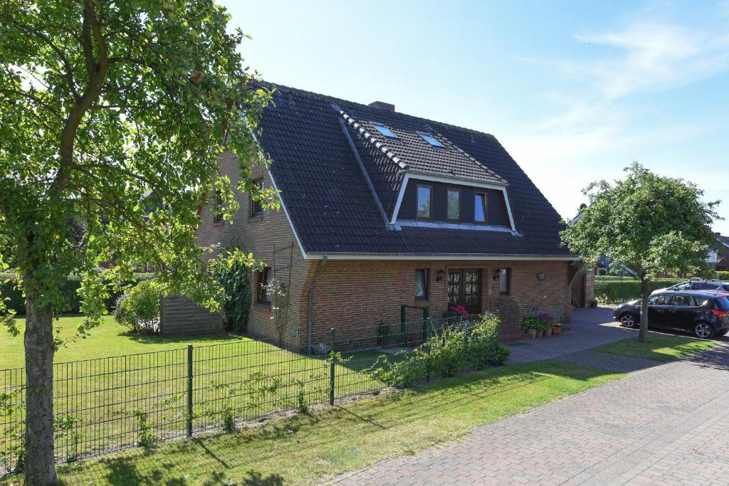 een stenen huis met een zwart dak bij Schleswig-Holstein Whg 01 EG li in Nieblum
