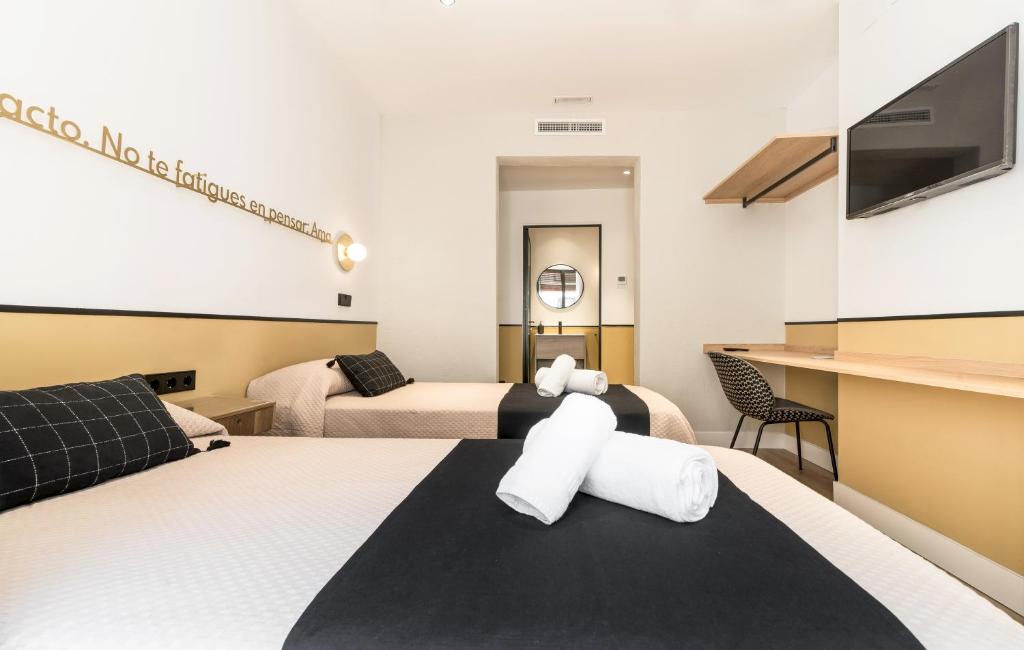 A bed or beds in a room at Cálamo Guesthouse