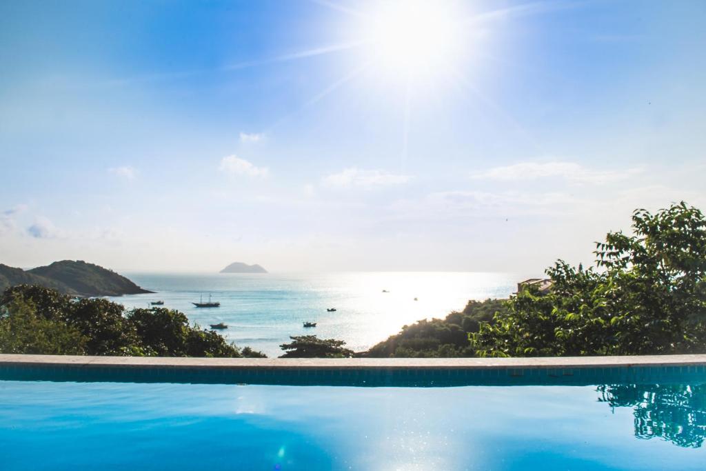 - une piscine avec vue sur l'océan dans l'établissement Pousada Praia João Fernandes, à Búzios