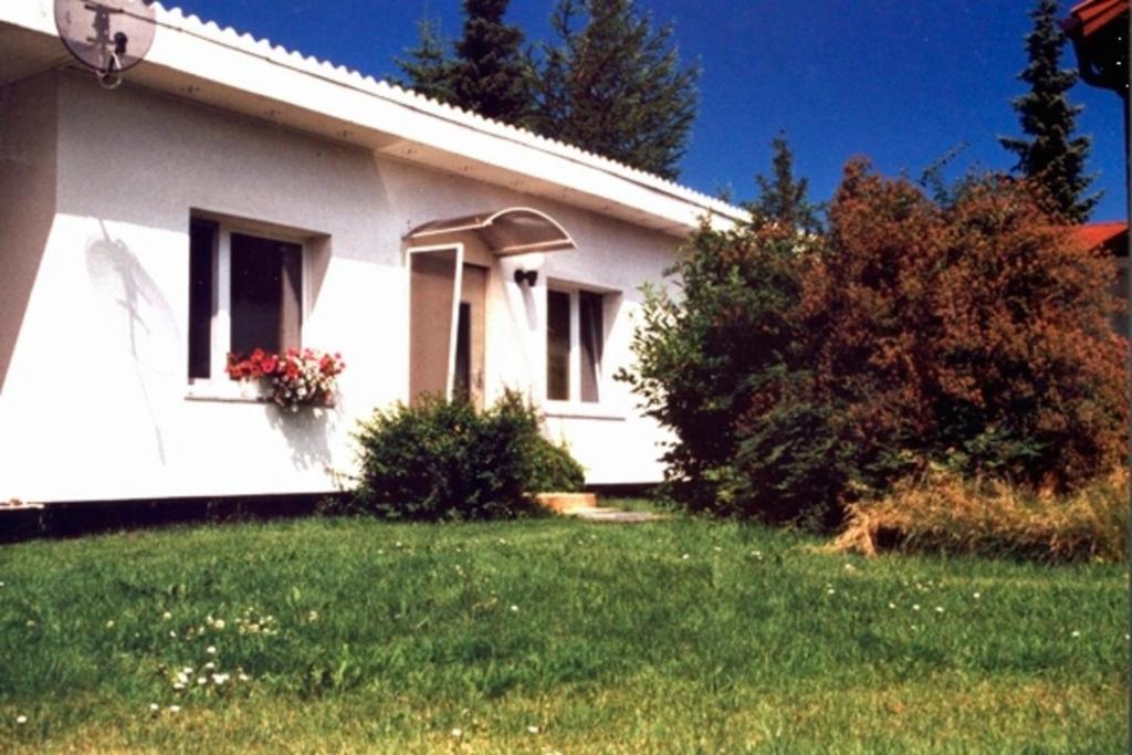 een wit huis met een raam en een tuin bij Windspiel, FW 2 in Zingst