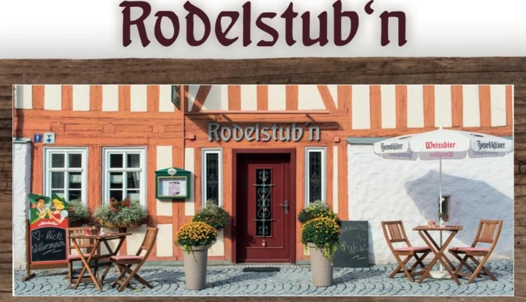 ツェラ・メーリスにあるFerienwohnung "Rodelstub'n"のテーブルと椅子、傘が備わるレストラン