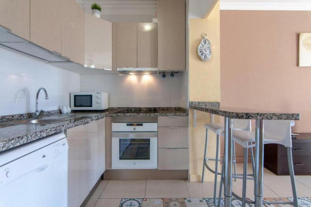 Kuchyň nebo kuchyňský kout v ubytování Apartament 1 bedroom Los Cristianos Las Vistas beach