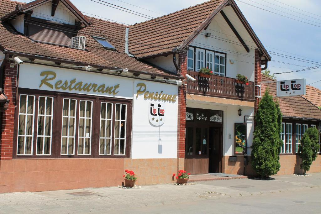 a building with a restaurant on a street at Pension Tip-Top in Târgu-Mureş