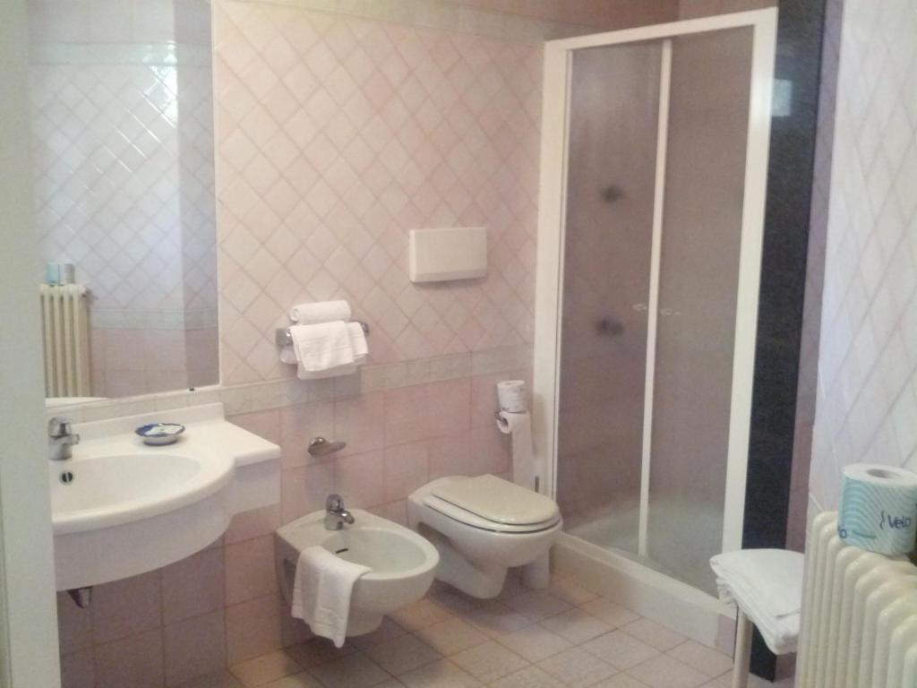 A bathroom at Hotel Trevi Riccione, in centro sul mare con cucina