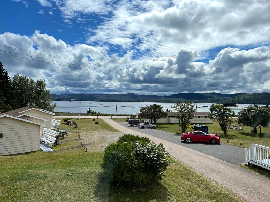 una vista de una carretera con coches aparcados en la carretera en Sea Breeze Cottages en Ingonish