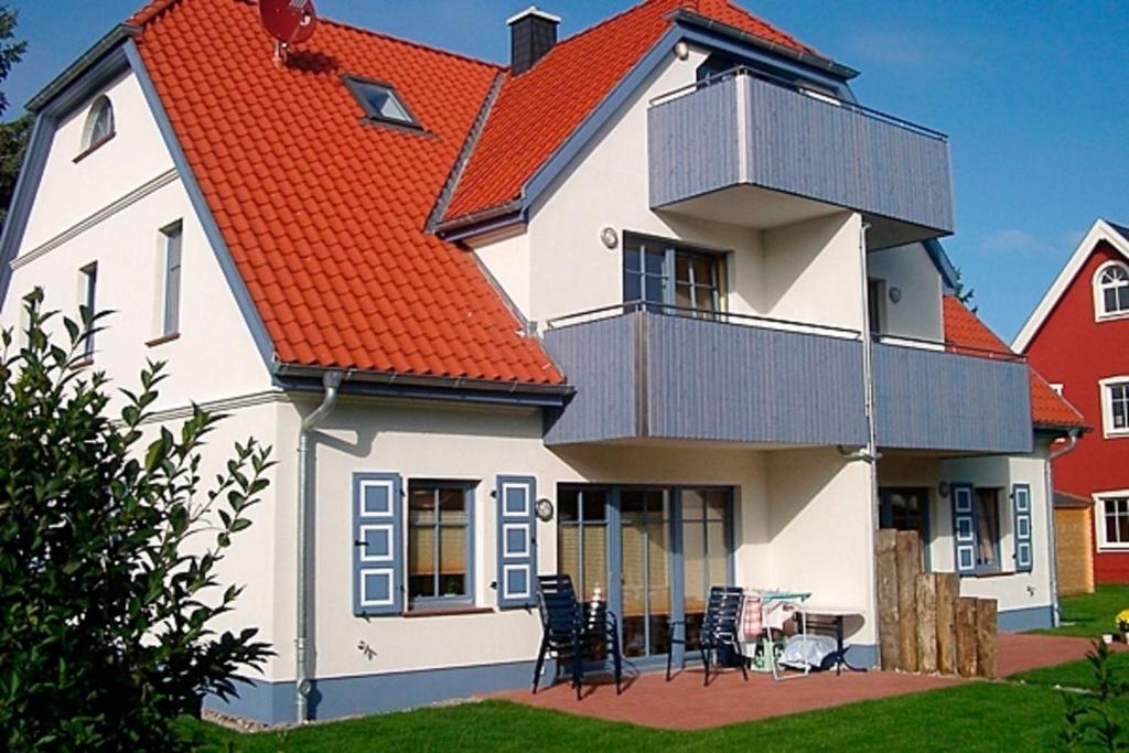 een afbeelding van een huis met een oranje dak bij Villa "Meereslust", Whg 3 in Zingst