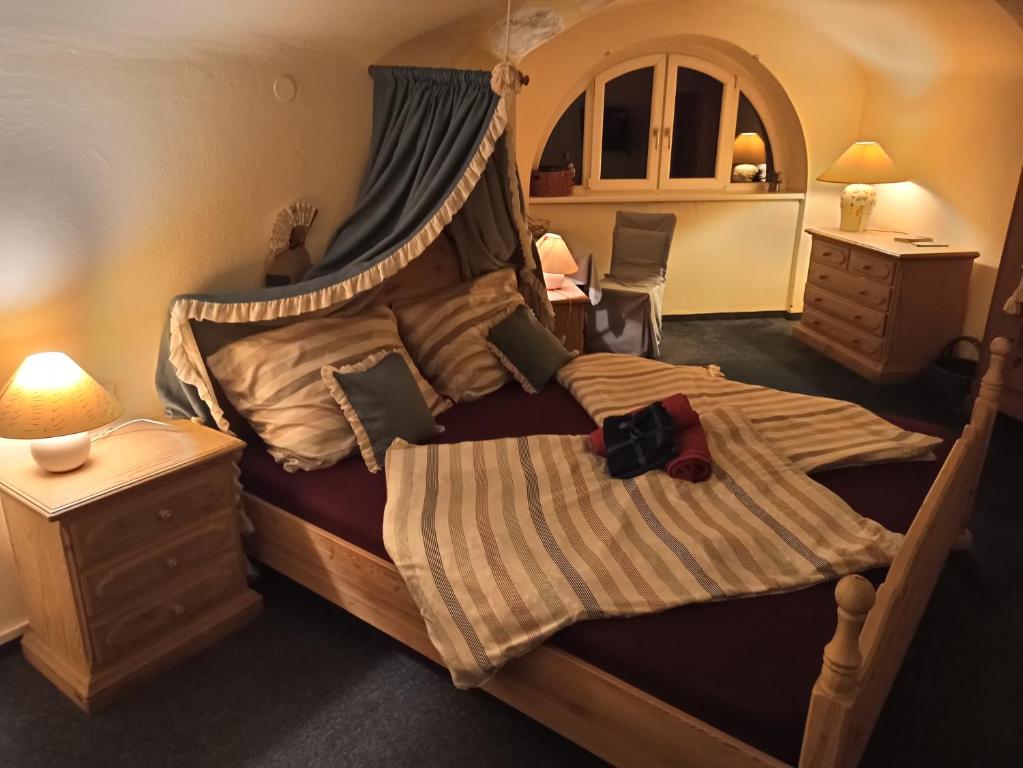 SchottwienにあるVilla Petterhofのベッドルーム1室(天蓋付きの大型ベッド1台付)