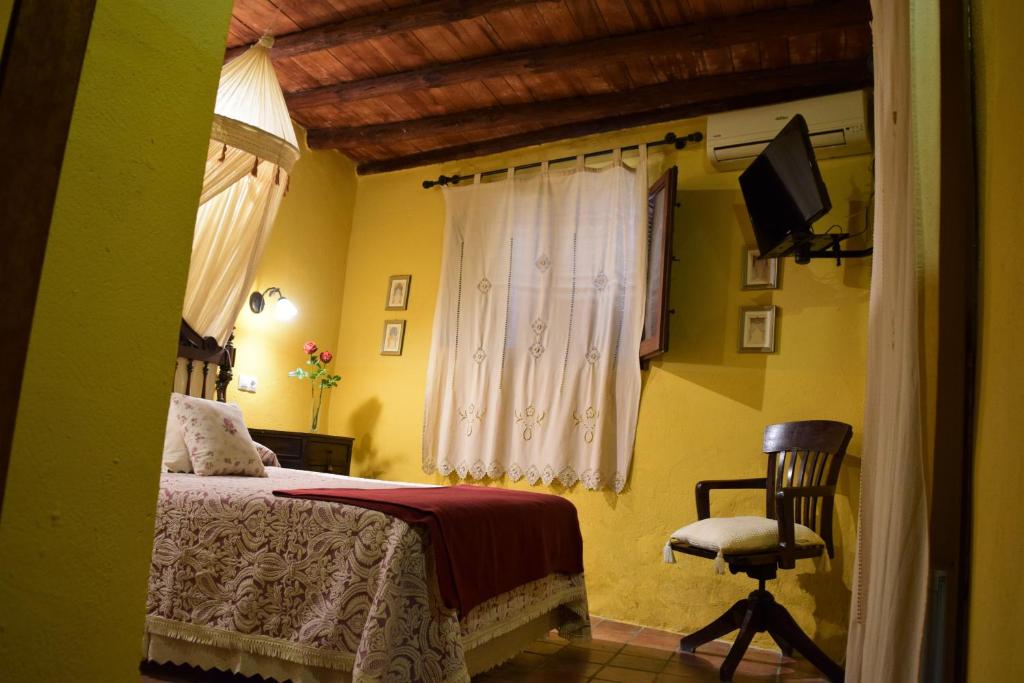 Postel nebo postele na pokoji v ubytování Casa Rural Don Álvaro de Luna