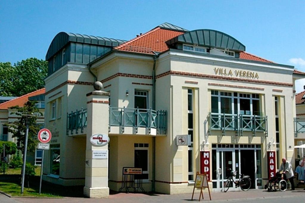 ein Gebäude mit einem Schild, das Villa vienna liest in der Unterkunft Residenz "Am Postplatz", Whg 15 in Zingst