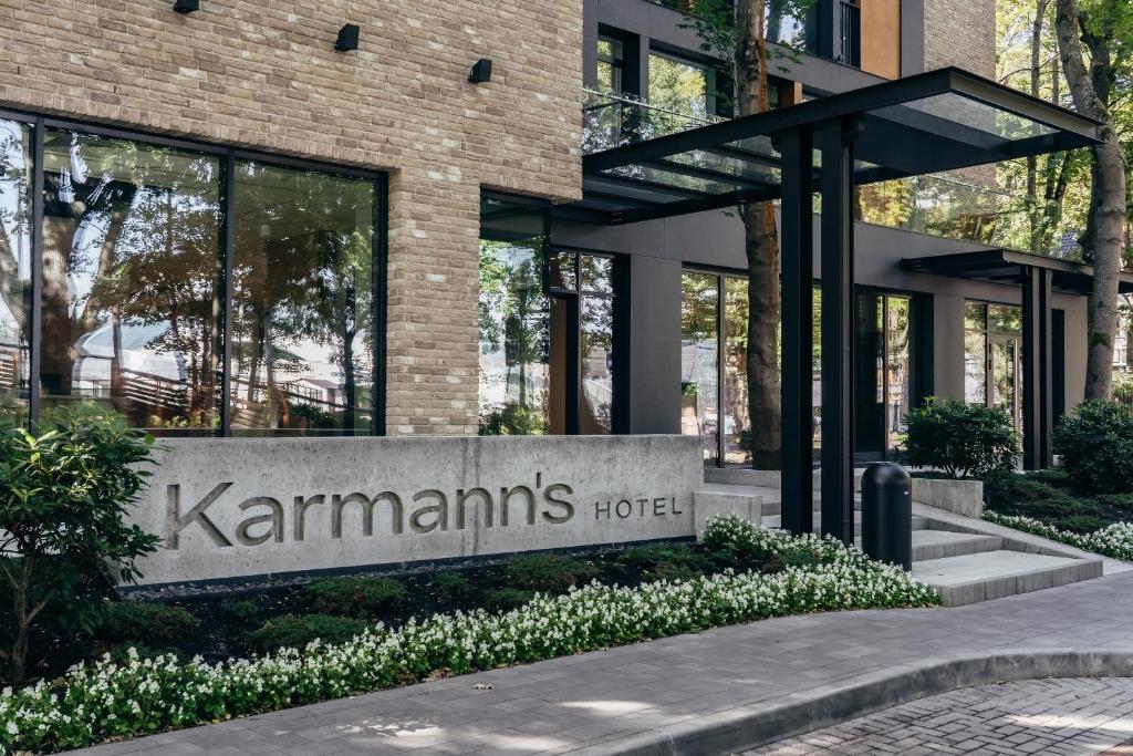 Karmann's Hotel - Yantar Hall في سفيتلوغورسك: علامة أمام المبنى
