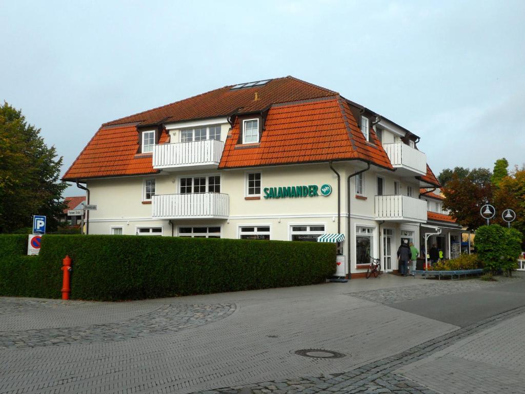 un edificio blanco con techo naranja en Mücke, Christian, en Zingst