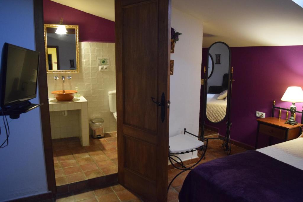 Postel nebo postele na pokoji v ubytování Casa Rural Don Álvaro de Luna