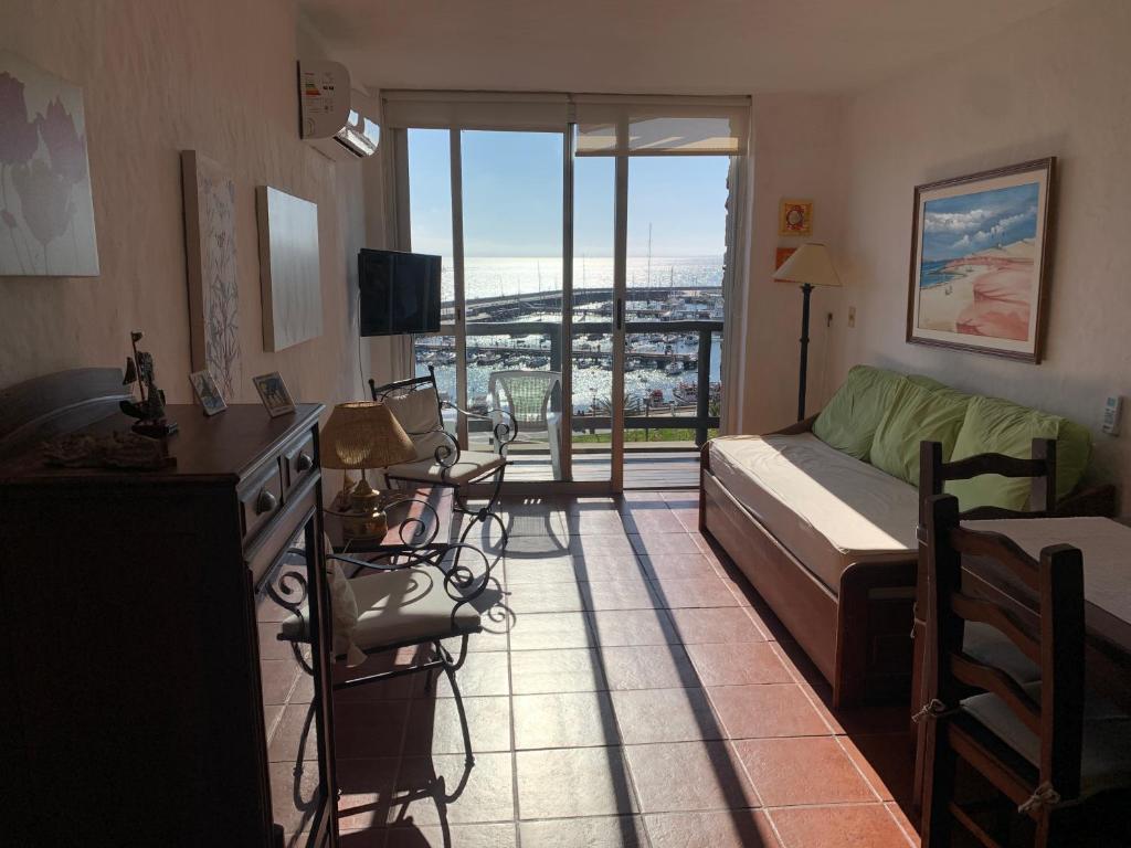 匹里亞波里斯的住宿－Amarras Reales，客厅配有沙发和桌子