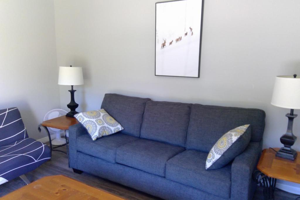 Zona d'estar a Michaels Bay Getaway on Manitoulin Island