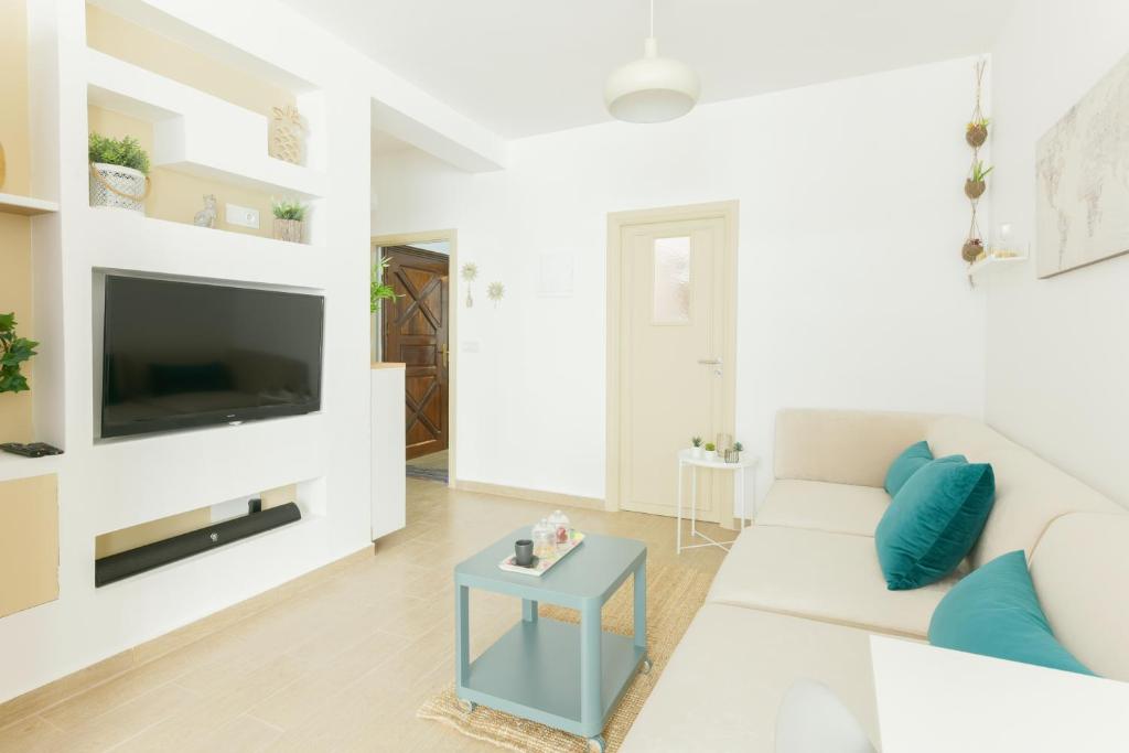 ラバトにあるMy Cosy Place Rabat - Appartements Argane Hay Riadのリビングルーム(白いソファ、テレビ付)