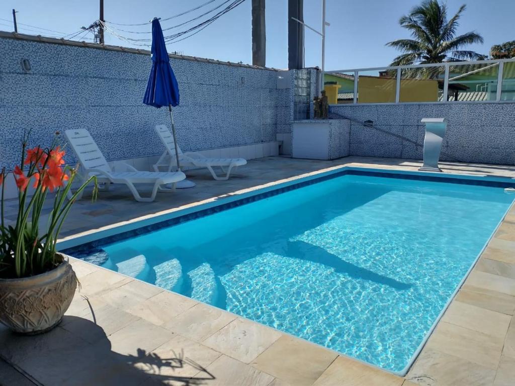 - Piscina con silla y sombrilla en Pousada da Lagoa, en Arraial do Cabo