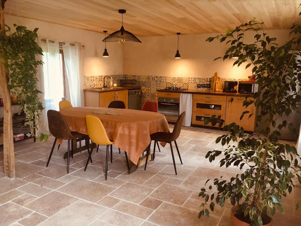 cocina con mesa y sillas en una habitación en Jolie maison en Périgord Vert, en Nantheuil