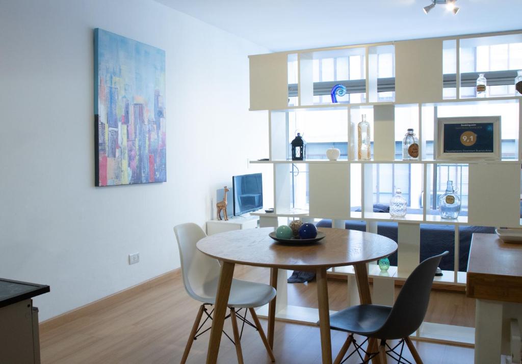 a kitchen and dining room with a table and chairs at Departamento Downtown Buenos Aires in Buenos Aires