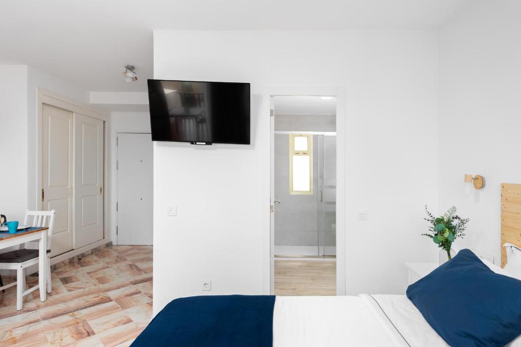 Televízia a/alebo spoločenská miestnosť v ubytovaní Romana Playa Marbella Vistas al Mar