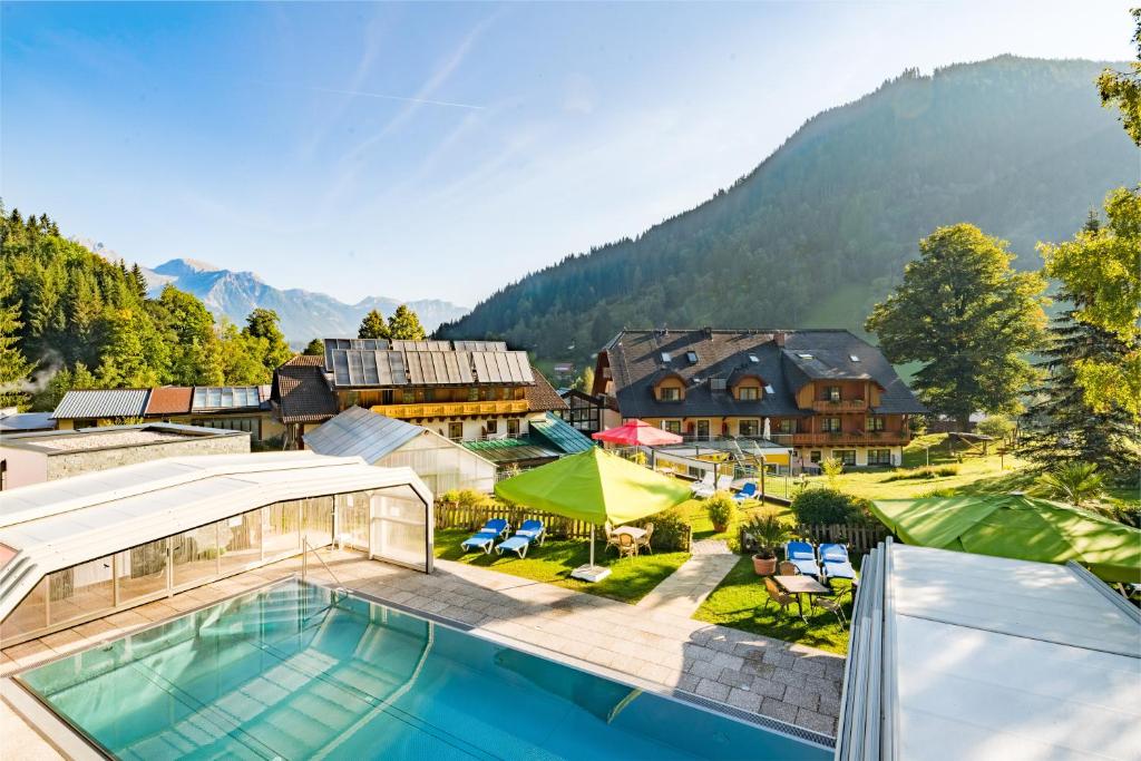 Výhled na bazén z ubytování Hotel Vitaler Landauerhof nebo okolí