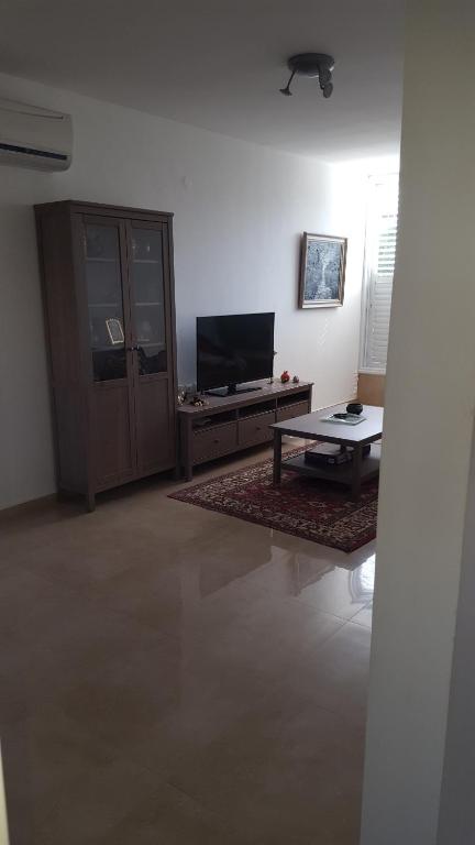 TV a/nebo společenská místnost v ubytování Room near Sheba Medical Center, and Bar Ilan, and TLV Airport