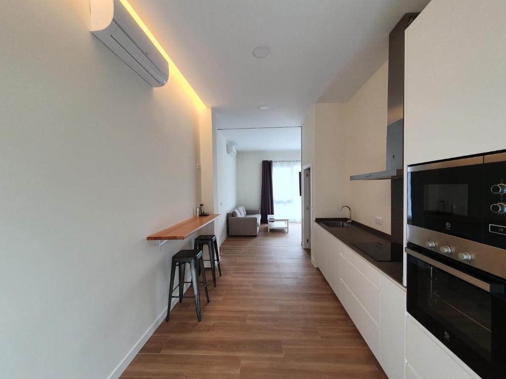 REDONDELA APARTMENTS - Bedroom, Bathroom & Kitchen - 4