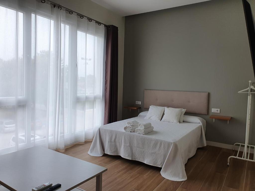 REDONDELA APARTMENTS - Bedroom, Bathroom & Kitchen - 3