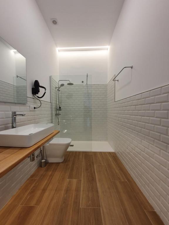 REDONDELA APARTMENTS - Bedroom, Bathroom & Kitchen - 13