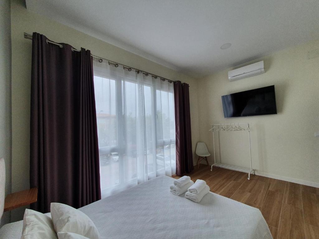 REDONDELA APARTMENTS - Bedroom, Bathroom & Kitchen - 12