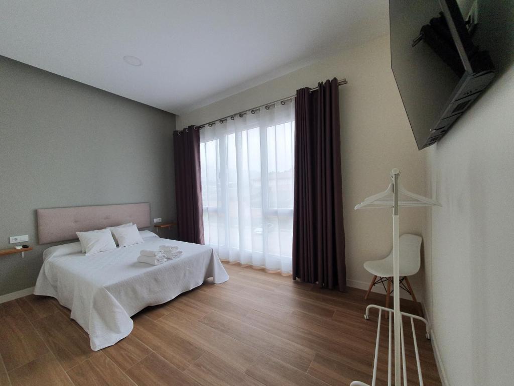 REDONDELA APARTMENTS - Bedroom, Bathroom & Kitchen - 11