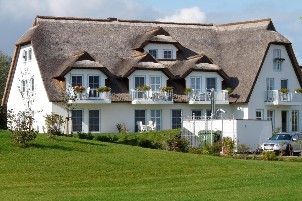 BalmにあるHaus Wolgastseeの茅葺き屋根の家