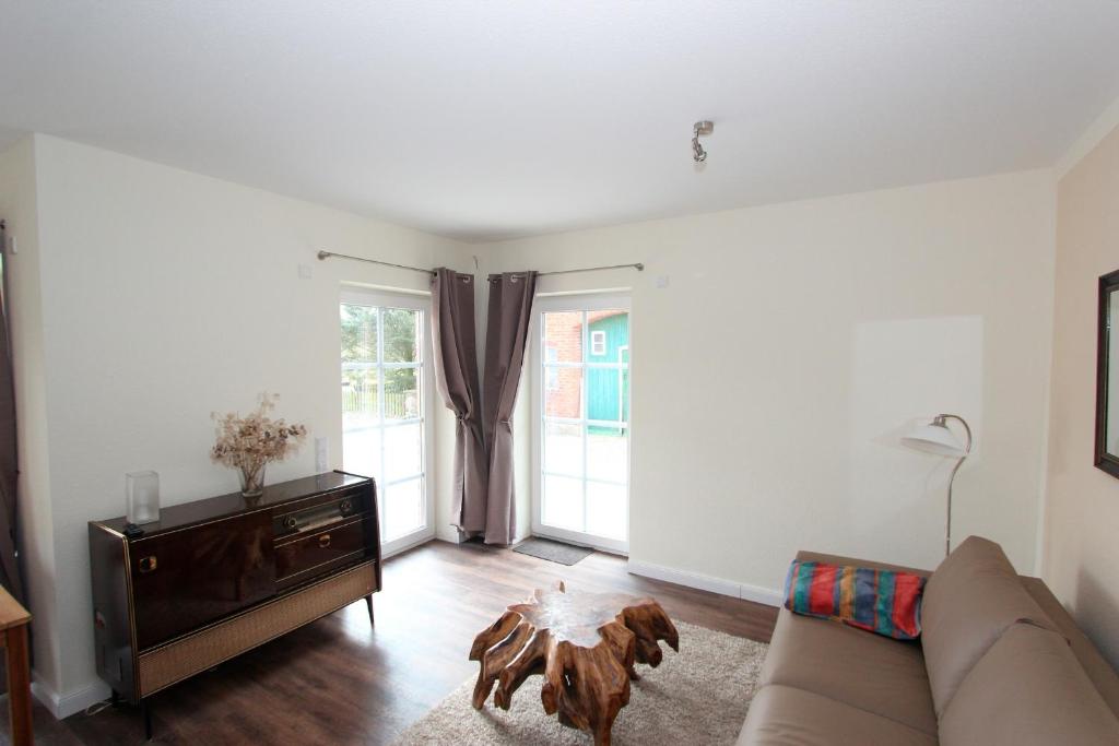 een woonkamer met een bank en een hond op de vloer bij Herrmannshof Haby App 2 Borby in Haby