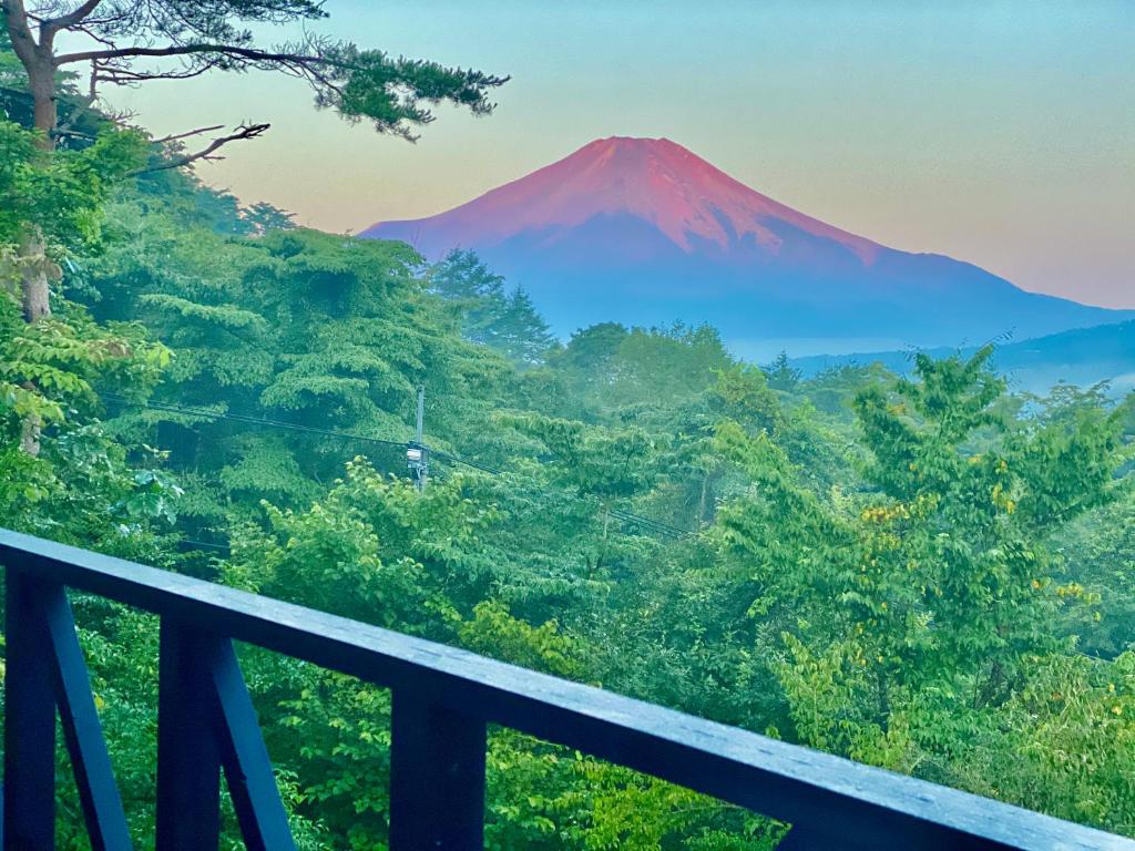 Blick auf einen Berg in der Ferne in der Unterkunft Mount Fuji Castle 2 in Yamanakako