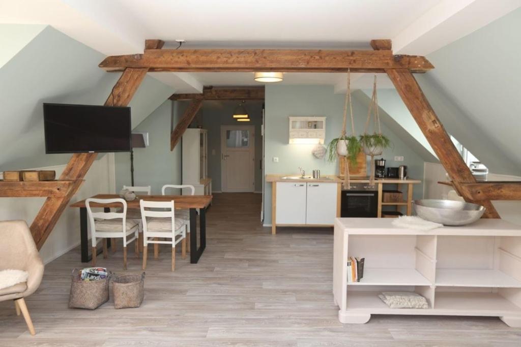 ein Wohnzimmer mit einer Küche und einem Esszimmer in der Unterkunft BLUMENSTIL Ferienwohnungen 2 in Bad Salzungen