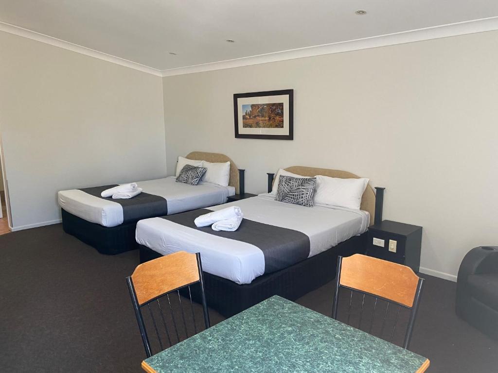 Emerald Explorers Inn - Executive Queen Twin Room