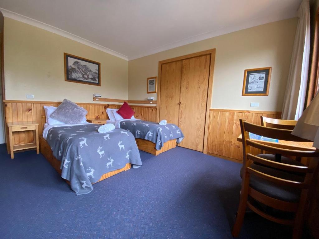 Кровать или кровати в номере Candlelight Lodge