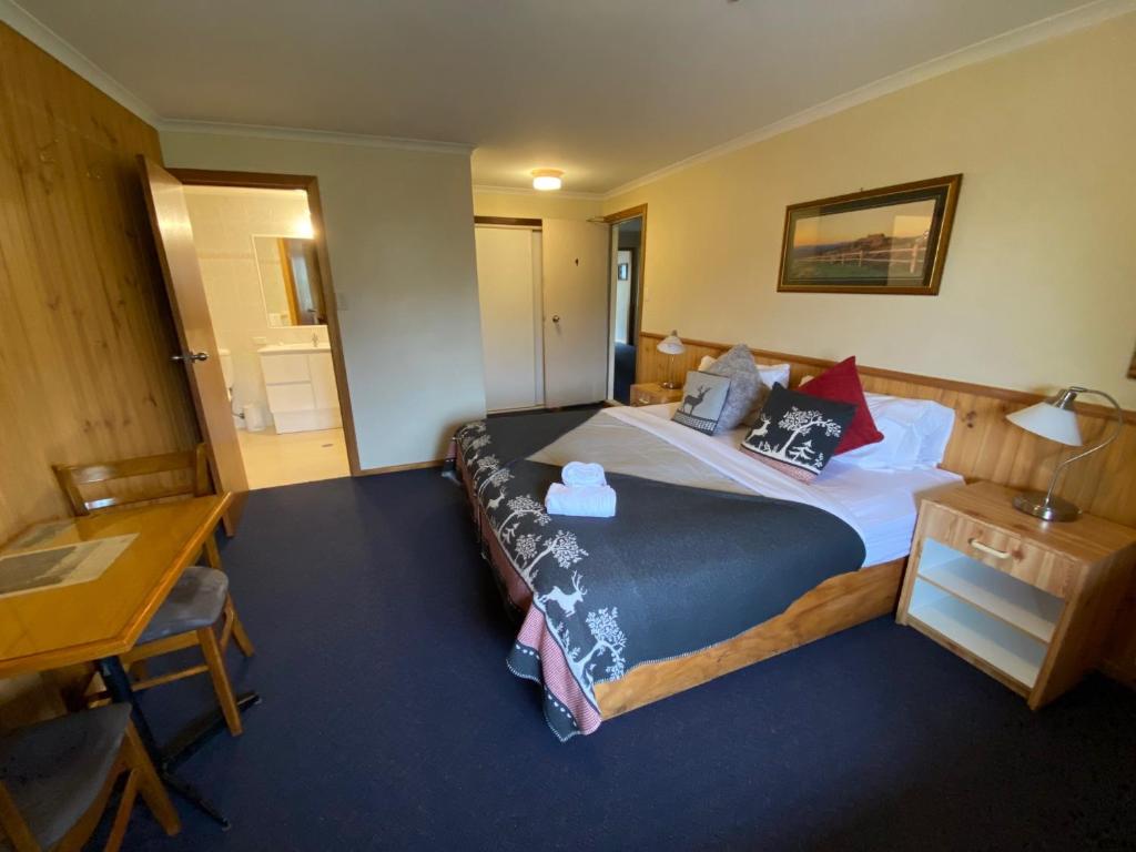 Кровать или кровати в номере Candlelight Lodge