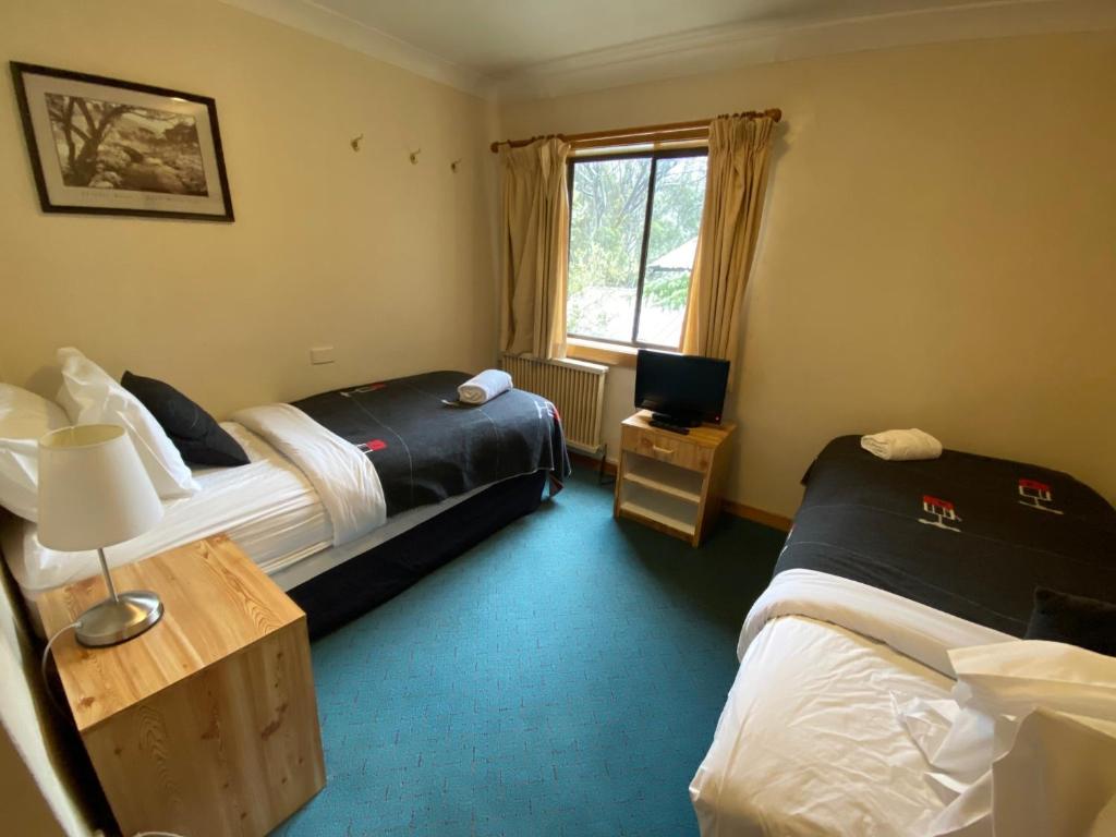 Кровать или кровати в номере Candlelight Lodge