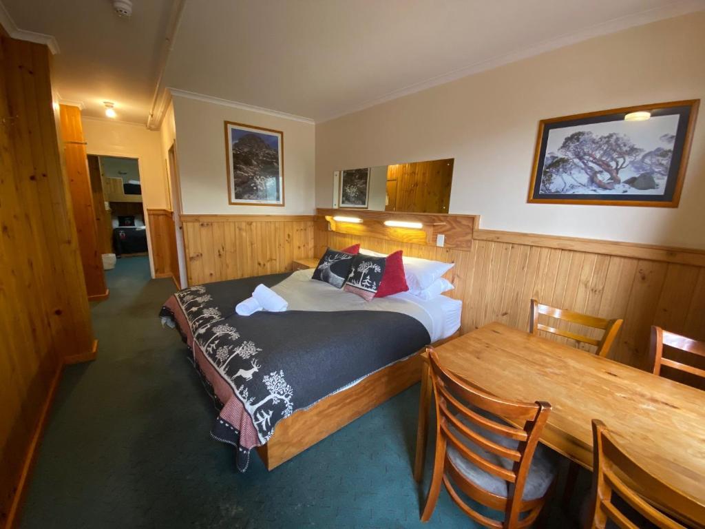 Кровать или кровати в номере Candlelight Lodge