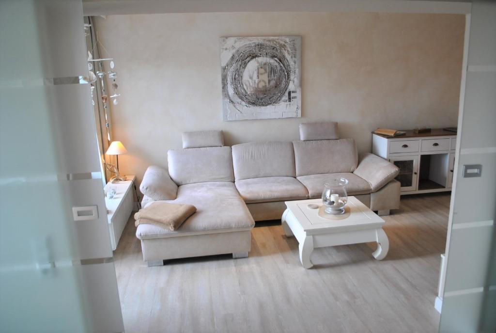 sala de estar con sofá y mesa en Tannenburg 208 - App Strandoase, en Grömitz