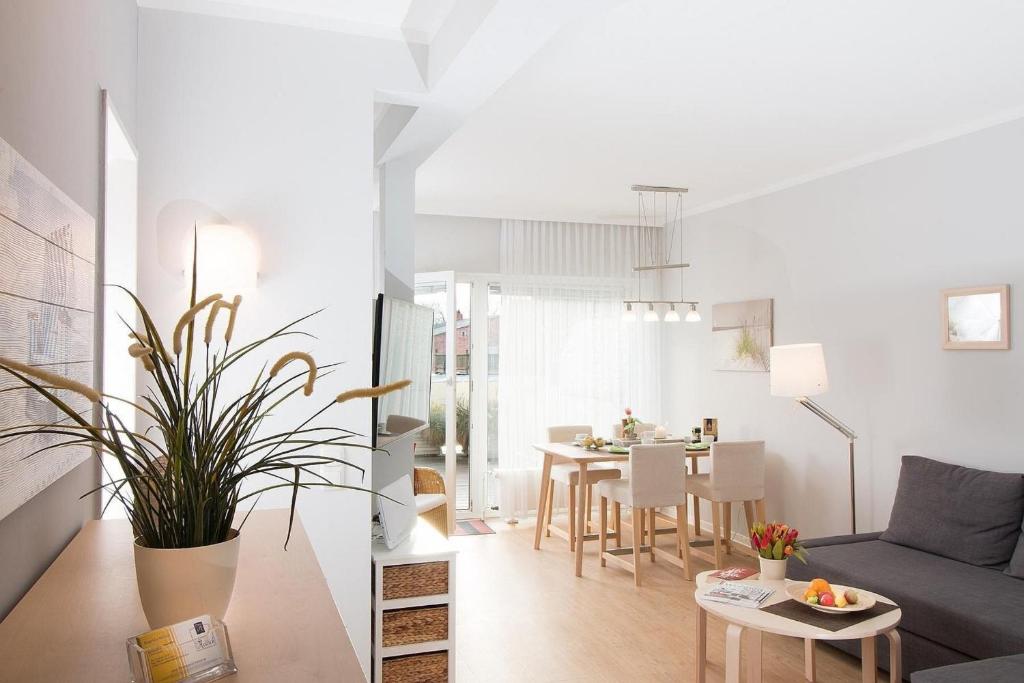 ein Wohnzimmer mit einem Sofa und einem Tisch in der Unterkunft M2 - Apartmenthaus Marienburger Str 4 - FERIENDOMIZIL HOLLICH in Grömitz