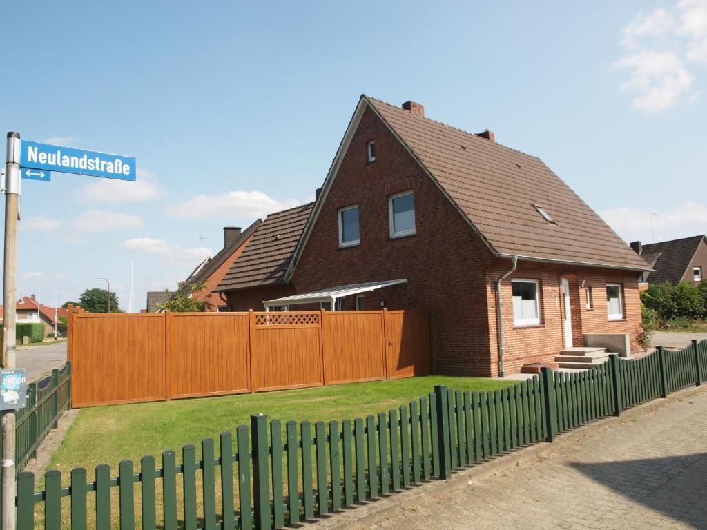 a house with a fence in front of it at Ferienwohnung Gerda in Lathen