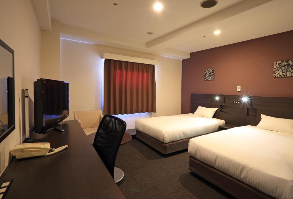 Postel nebo postele na pokoji v ubytování Smile Hotel Kyoto Shijo