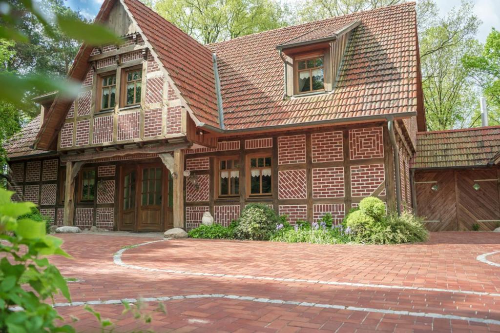 una casa con una entrada de ladrillo delante de ella en Waldgasthof Röckers-Ferienwohnung Hahnenkrai, en Meppen
