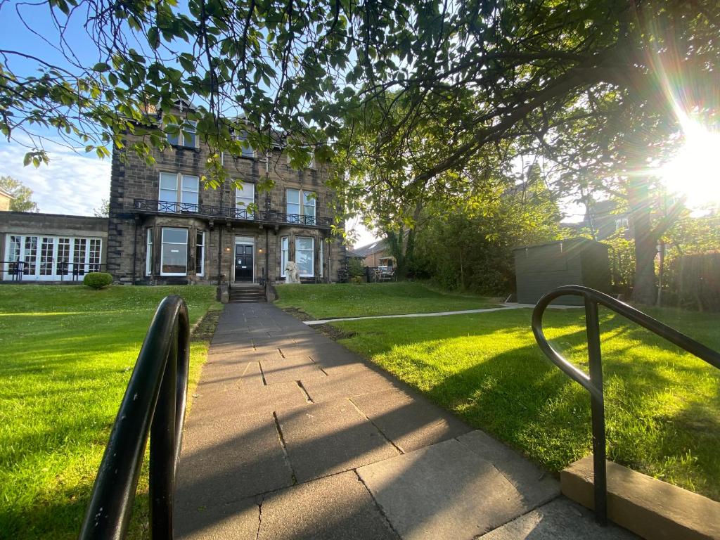 einen Gehweg vor einem Haus mit leuchtender Sonne in der Unterkunft No6 West Coates in Edinburgh