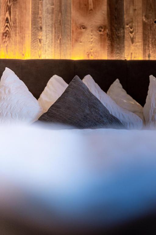 Postel nebo postele na pokoji v ubytování Alpotel Dolomiten